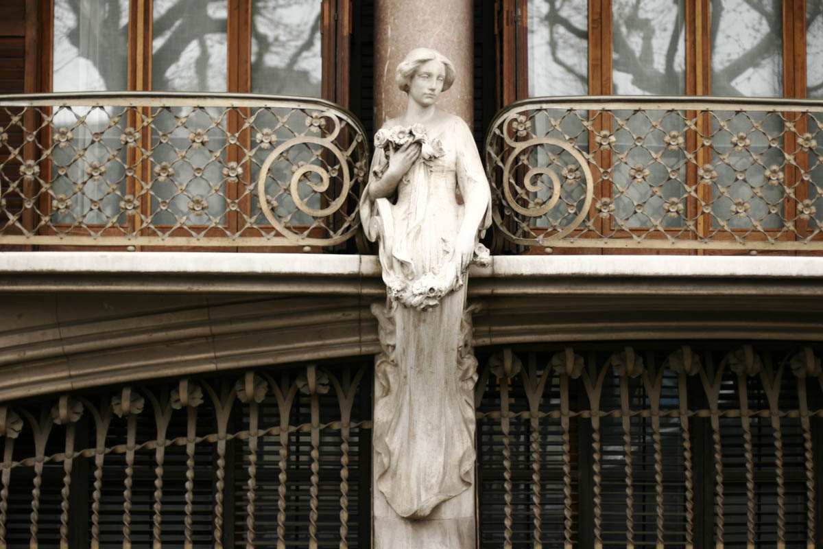 Scultpre on balcony of domenech i montaner house