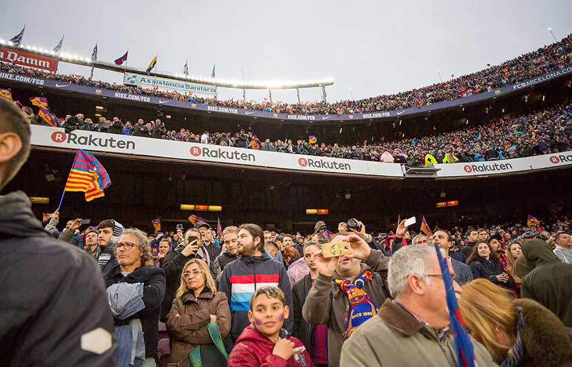 Folk varmer op til fodboldkamp på Camp Nou
