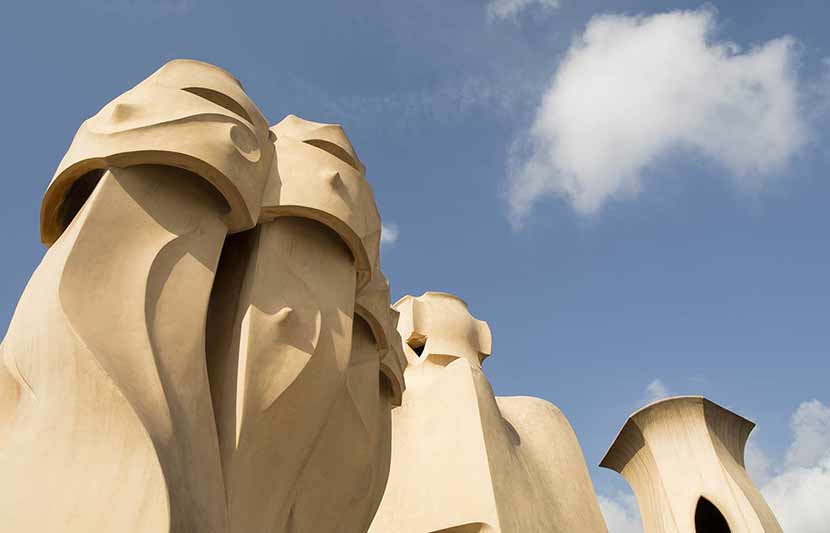 Las figuras en el terrado de Casa Mila