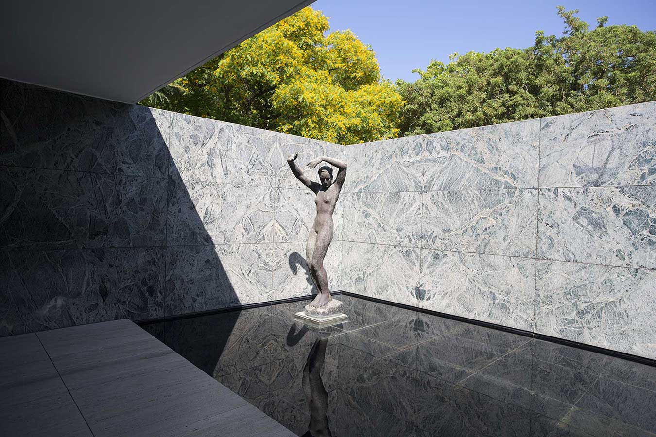 Pabellón de Barcelona de Mies van der Rohe, escultura