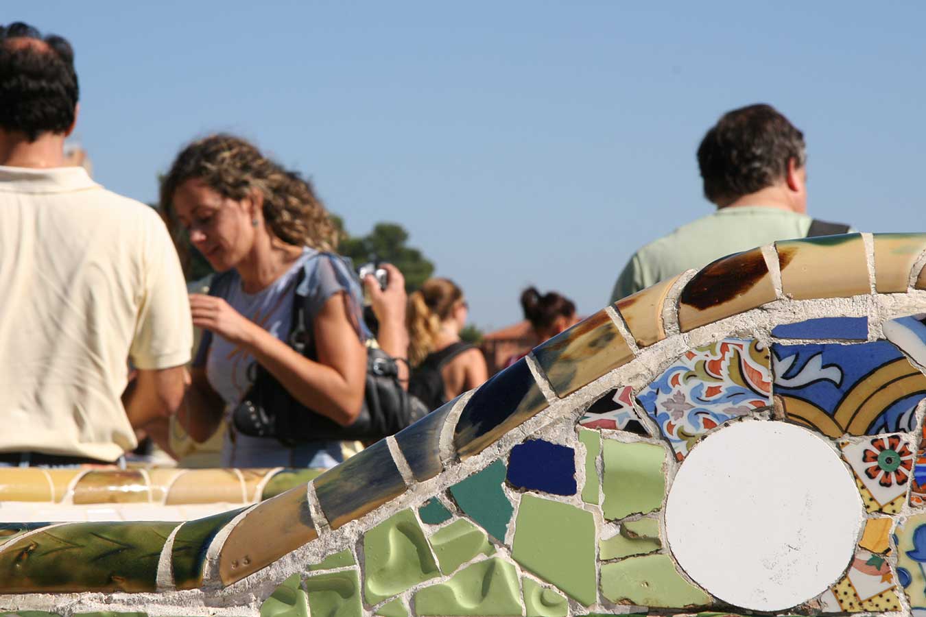 Bænken i Park Güell med mennesker