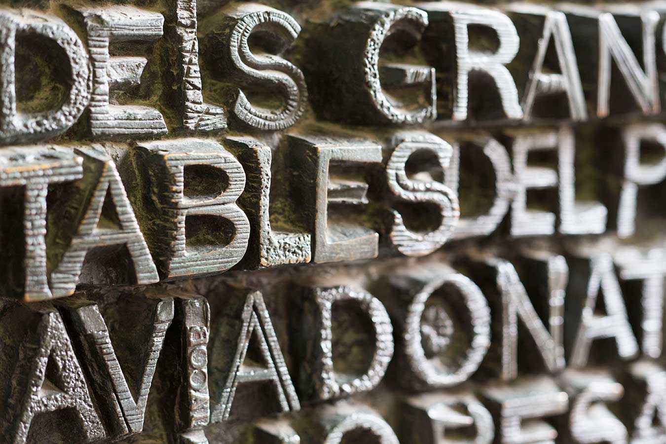 Bogstaver designet af Josep María Subirachs på indgangsportalen - Korsfæstelsesfacaden