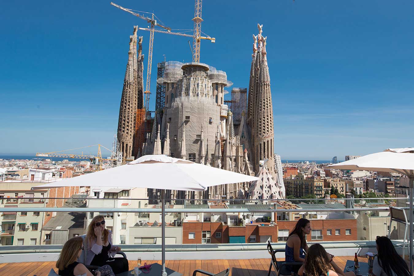 Udsigt over Sagrada Familia fra Hotel Ayre Roselló. I baggrunden Middelhavet
