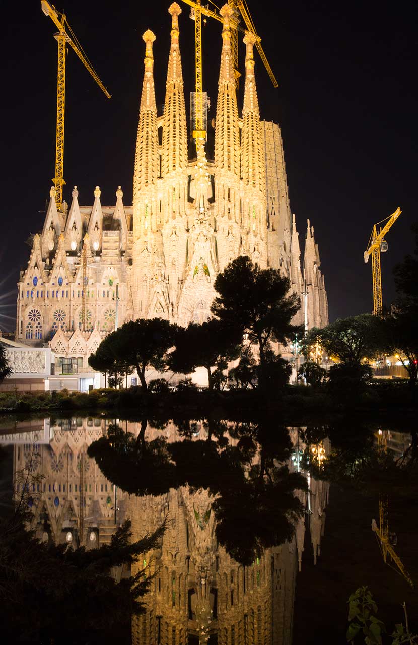 Der bygges stadig på Sagrada Familia - kranerne omkring kirken, er et fast element ved Sagrada Familia